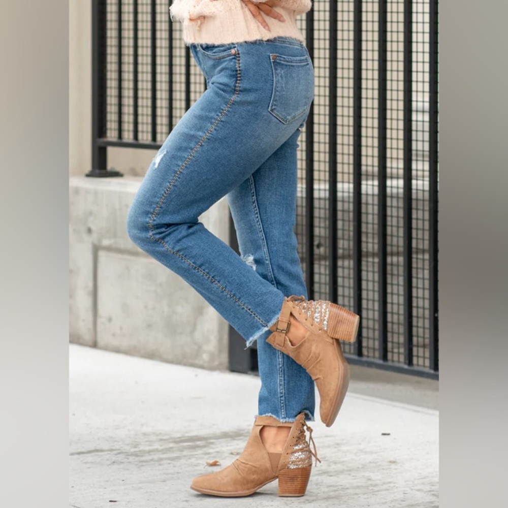 New! Judy Blue HOWDY HIGH WAIST BOYFRIEND jeans size 13/31 embroidered